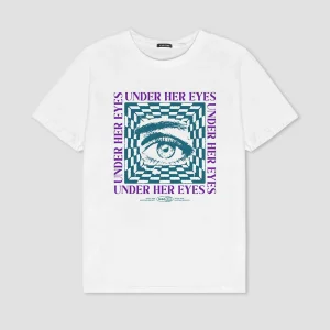 T-shirt blanc lavé sous ses yeux